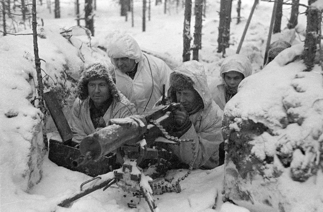 Konekivääripesäke 100 m ryssistä n. 5 km Lemetistä pohjoiseen. Kuvan ampuja puolankalainen Antti Väisänen. Vasemmalla puolella todennäköisesti Onni Valkonen.
